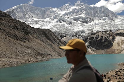 Las inundaciones repentinas amenazan a las comunidades en muchas regiones montañosas, pero este riesgo es particularmente severo en Huaraz, así como en otras partes de los Andes y en países como Nepal y Bután, donde las poblaciones vulnerables viven en el camino de las posibles inundaciones”