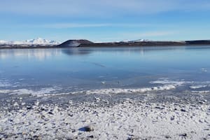 Se congeló por completo una laguna en Neuquén: las imágenes del fenómeno