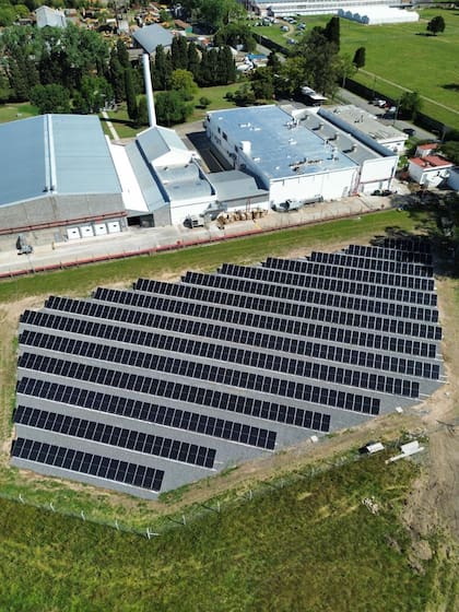 Parque solar con 510 paneles fotovoltaicos en su sede de Ezeiza.