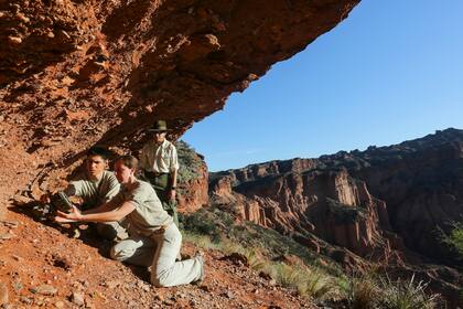 Los voluntarios instalan una cámara trampa para el monitoreo de fauna, bajo supervisión del guardaparque Mariano Herrera Garcia. En Sierra de las Quijadas, el programa es coordinado por Pablo Waisman, el intendente del Parque Nacional