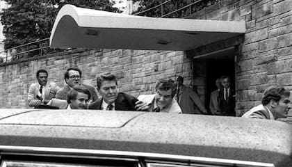 Parr, instintivo y rápido, se lanzó sobre el presidente, cubriéndolo con su cuerpo mientras la puerta se cerraba de golpe y el vehículo aceleraba a toda velocidad.