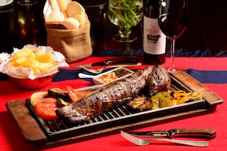 Con achuras, cortes y guarniciones fuera de lo común