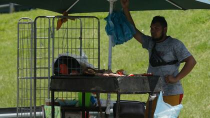 Parrilla al paso, una de las opciones para almorzar en plena calle