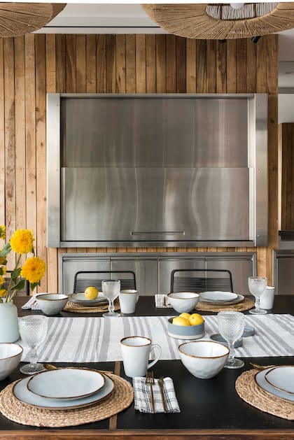 Parrilla (Apunto, sistema de asadores).
Vajilla (Volf). Cristalería (Potiers Home)