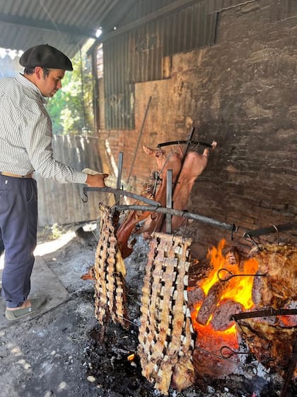 Parrilla, música en vivo y una propuesta ligada a las tradiciones locales (Foto: Instagram @don_polonio)