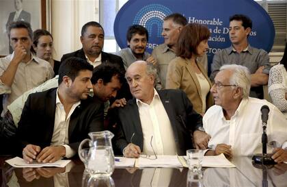 Parrilli, ayer, respaldado por Recalde y el bloque de diputados kirchneristas