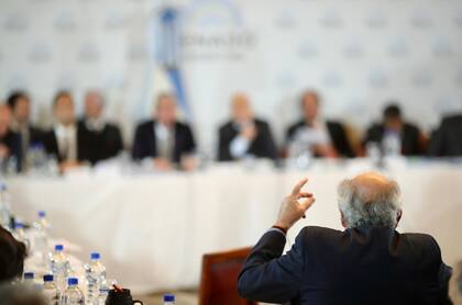 Parrilli en la Comisión de Presupuesto y Hacienda del Senado