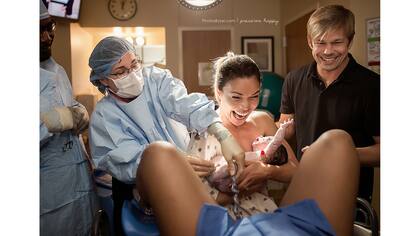 La madre atrapa a su bebé nacido a través de gestación subrogada.