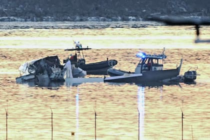 Accidente aéreo en el Río Potomac, Washington, Estados Unidos. Un avión de pasajeros de American Airlines chocó con un helicóptero militar.