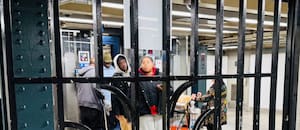 Cómo se organizan los vendedores ambulantes migrantes en Nueva York para evitar al ICE