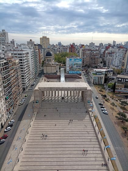 Parte central del conjunto escultórico de José Fioravanti, visto desde el mirador del Monumento a la Bandera