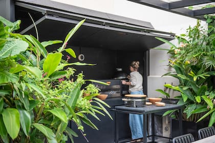 Parte central del proyecto fue la cocina exterior, equipada con diversos tipos de equipamiento para las celebraciones con amigos.