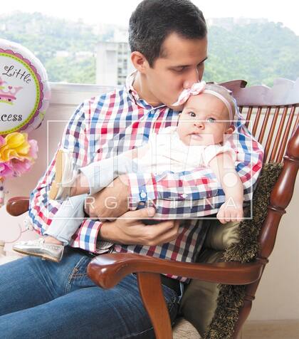 “Parte de ayudar a construir un mejor país es estar lejos de mi esposa y mi hija, un sacrificio que será compensado cuando le entreguemos a nuestros niños la posibilidad de crecer felices y plenos de oportunidades”, nos decía Guaidó.