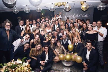 Parte de la banda de los Gravier Mazza, donde se ve, entre otros, al publicista Ramiro Agulla y su mujer, Delfina Vázquez Maiztegui, Papo Rocca, Vicky Fariña, Máximo Petracchi, algunos de sus amigos desde hace veinte años.