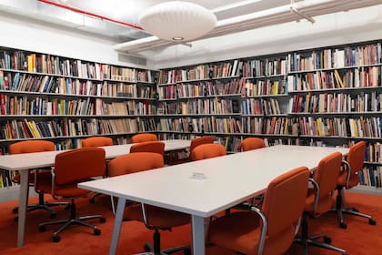 Parte de la biblioteca de Islaa, que tiene más de 25.000 libros