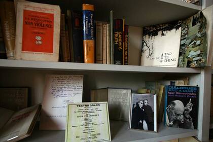 Parte de la biblioteca personal de Victoria Ocampo, en Villa Ocampo, con ejemplares dedicados