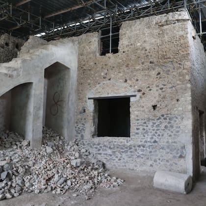 Parte de la Casa de Tiaso en pleno proceso de restauración