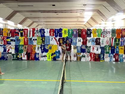 Parte de la colección de 400 camisetas de Cellerino; en la imagen, junto con su mujer, Sabela, y su hijo Noah