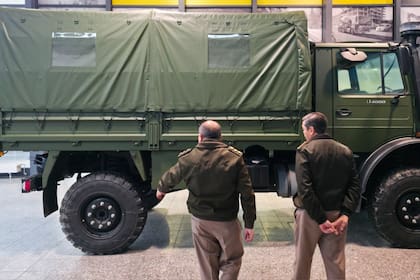 Parte de la comitiva frente al primer ejemplar