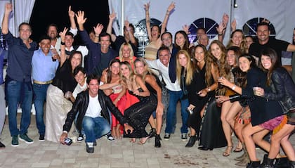 Parte de la divertida banda que acompañó a Adolfito. María está escoltada por Poroto, Coquita Belismelis, María Lía Garrahan, Delfina Cavanagh y Robert Zedda.