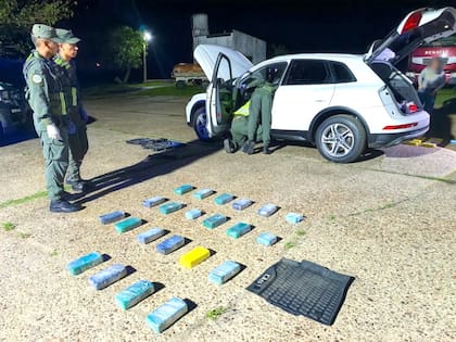 Parte de la droga extraída del doble fondo del auto en Corrientes