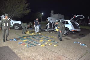 Una joven viajaba con una niña y con 88 kilos de cocaína en un doble piso del auto