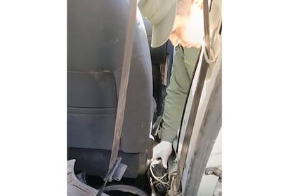 Parte de la droga fue descubierta oculta en los zócalos del automóvil