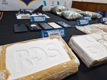 Parte de la droga secuestrada: dos bloques de cocaína con sellos, pastillas de éxtasis, marihuana, ketamina líquida y teléfonos celulares incautados durante el operativo