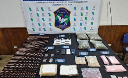 Parte de la droga secuestrada: dos bloques de cocaína con sellos, pastillas de éxtasis, marihuana, ketamina líquida y teléfonos celulares incautados durante el operativo