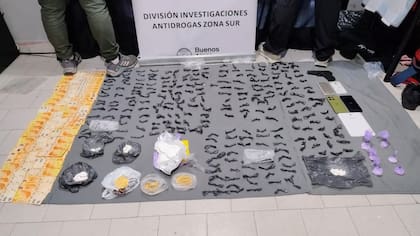 Parte de la droga secuestrada junto con dinero en efectivo, balanzas y otros elementos durante el operativo realizado por la División Investigaciones Antidrogas Zona Sur