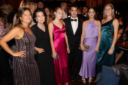 Parte de la familia de Javier Iturrioz. De izquierda a derecha, Agustina Green (prima del cumpleañero), Bibi (la mamá de Javier), Carolina O'Toole, Sebastián y María de las Mercedes Iturrioz e Inés O'Toole.