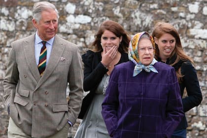 Parte de la familia real de vacaciones en Escocia, en agosto de 2010. De izquierda a derecha: el entonces príncipe Carlos, la princesa Eugenia, la reina Isabel II y la princesa Beatriz