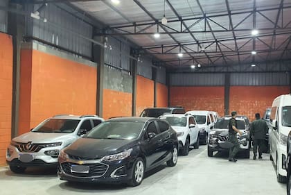 Parte de la flota de vehículos secuestrados durante los allanamientos de octubre pasado