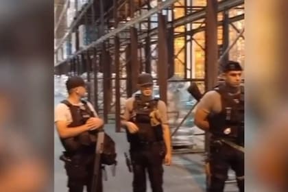 “Camino sin retorno”: el gremio en conflicto con la láctea SanCor amenaza con pedir la quiebra 7 Parte de la fuerza policial en la firma según un video que difundió Atilra