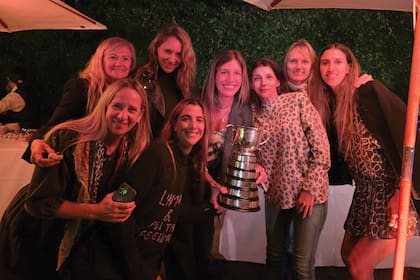 Parte de la hinchada femenina, en la fiesta: Mariana Neuss, Mónica
Isla de Ulloa, Rose Rocha, Clara Ferraiuelo, Sofía Soria, Paola Maquin, Natalia
Bensadón e Inés Costamagna.