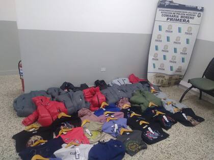 Parte de la mercadería robada en el Narrow de Moreno