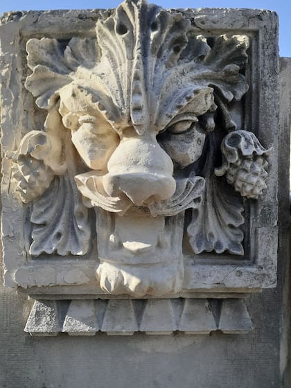 Parte de la ornamentación de Casa Viacava mientras estaba siendo restaurada