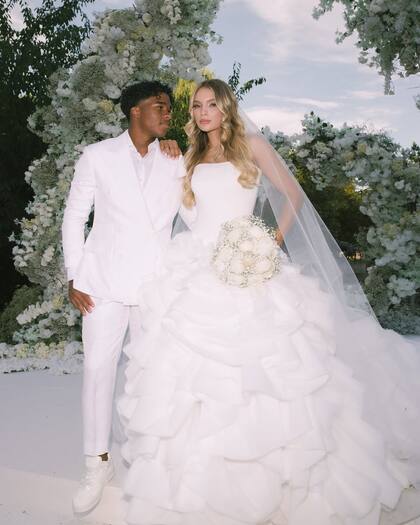 Parte de la producción de fotos del casamiento del futbolista Endrick y la modelo Gabriely Miranda