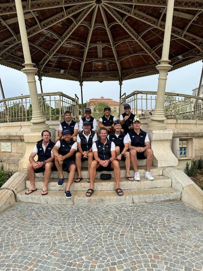 Parte de la tripulación de Matrero en una pausa antes de competir en Cannes