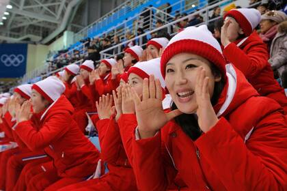 Parte de las 200 animadoras norcoreanas que Kim Jong-un envió encuentro