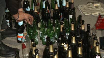 Parte de las 230 botellas de bebidas alcohólicas encontradas en las afueras del polideportivo de Vélez luego de la reunión celebrada en las instalaciones del club mientras el equipo jugaba en San Juan con Banfield.