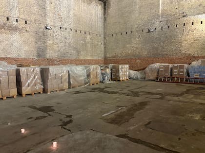 Parte de las 43 toneladas de alimentos que Enrique Piñeyro quiere llevar a Gaza pero no recibe autorización de Cancillería para hacerlo.