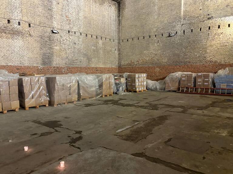 Parte de las 43 toneladas de alimentos que Enrique Piñeyro quiere llevar a Gaza pero no recibe autorización de Cancillería para hacerlo.