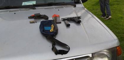 Parte de las armas secuestradas a los hinchas de River detenidos antes del partido con Godoy Cruz en la cancha de Lanús.