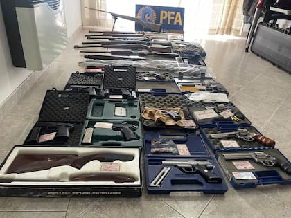 Parte de las armas secuestradas durante los allanamientos realizados por la Policía Federal Argentina en Rosario