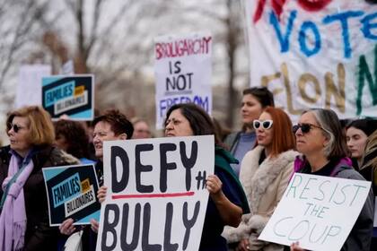 Parte de las bases demócratas se han mostrado descontentas con lo que consideran docilidad de su partido ante las decisiones del gobierno de Trump