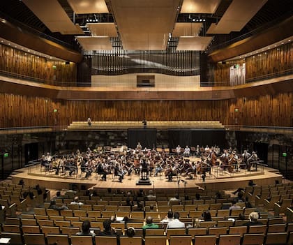 Parte de las correcciones consisten en acomodar los paneles del techo