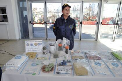 Parte de las drogas y los elementos secuestrados a la organización