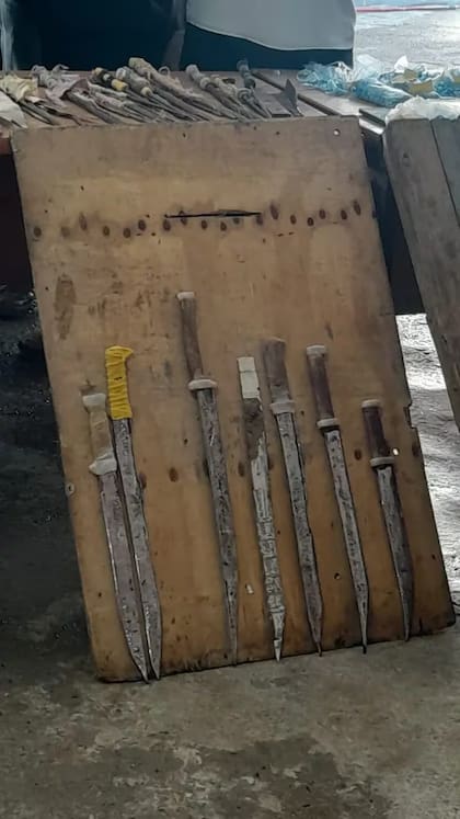 Parte de las facas secuestradas en el penal de Tacumbú
