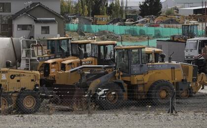 Parte de las máquinas de Austral Construcciones estacionadas en Río Gallegos